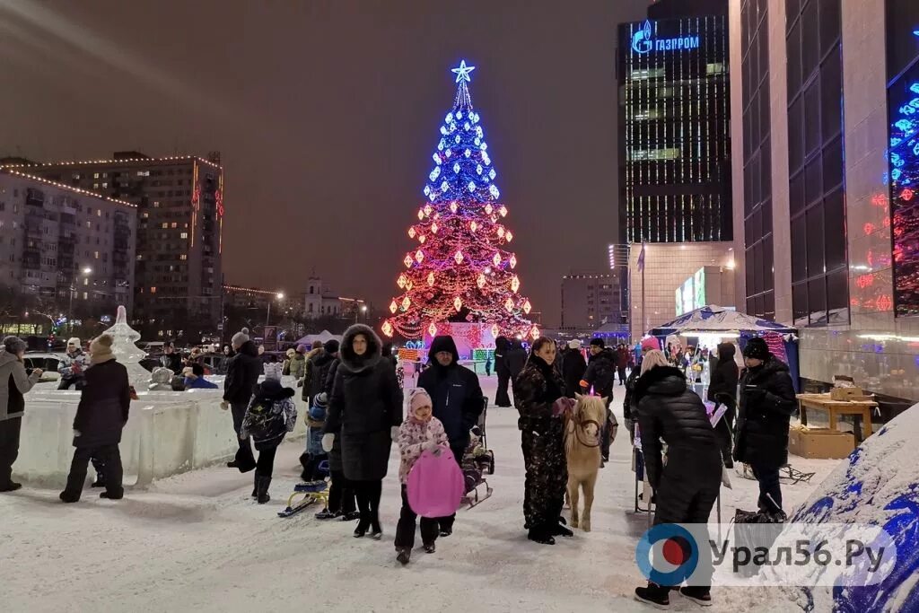 Город Оренбург. Новый Оренбург. Елка Газовик. Оренбург новый город.