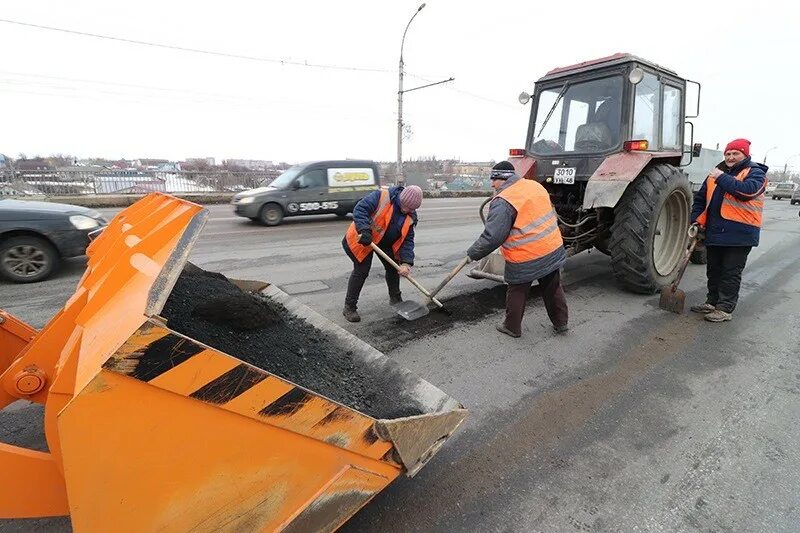 Дорожный рабочий. Очистка тротуаров. Дорожники Липецкой области. Дорожные работы весной.