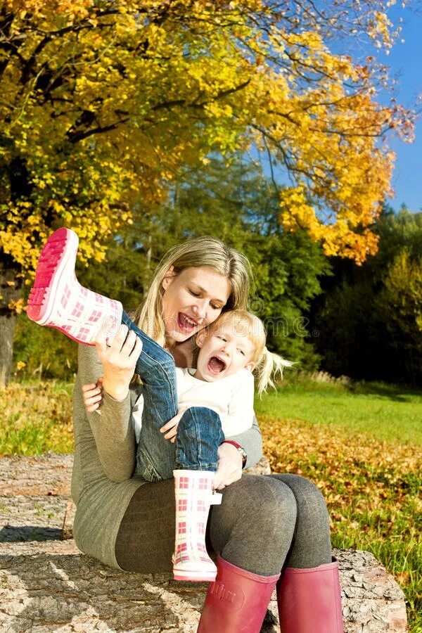 Daughter piss. Литтле даугхтер. Mom helps her daughter pee on the Street in Winter. Little daughter in her favorite Tights playing with friends.