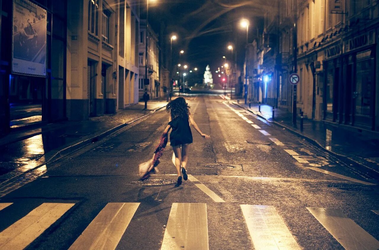 Сбежать. Девушка убегает в городе. Девушка ночью в городе. Девушка на улице. Девушка дорога город.