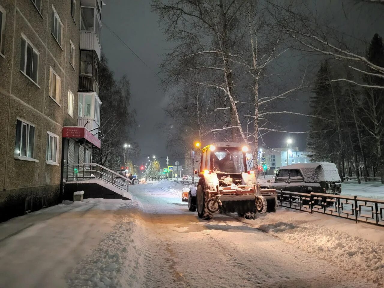 Зимнее содержание дорог. Трактор убирает снег во дворе. Ревда снег. Двор завален снегом. Снегопад в ревде.