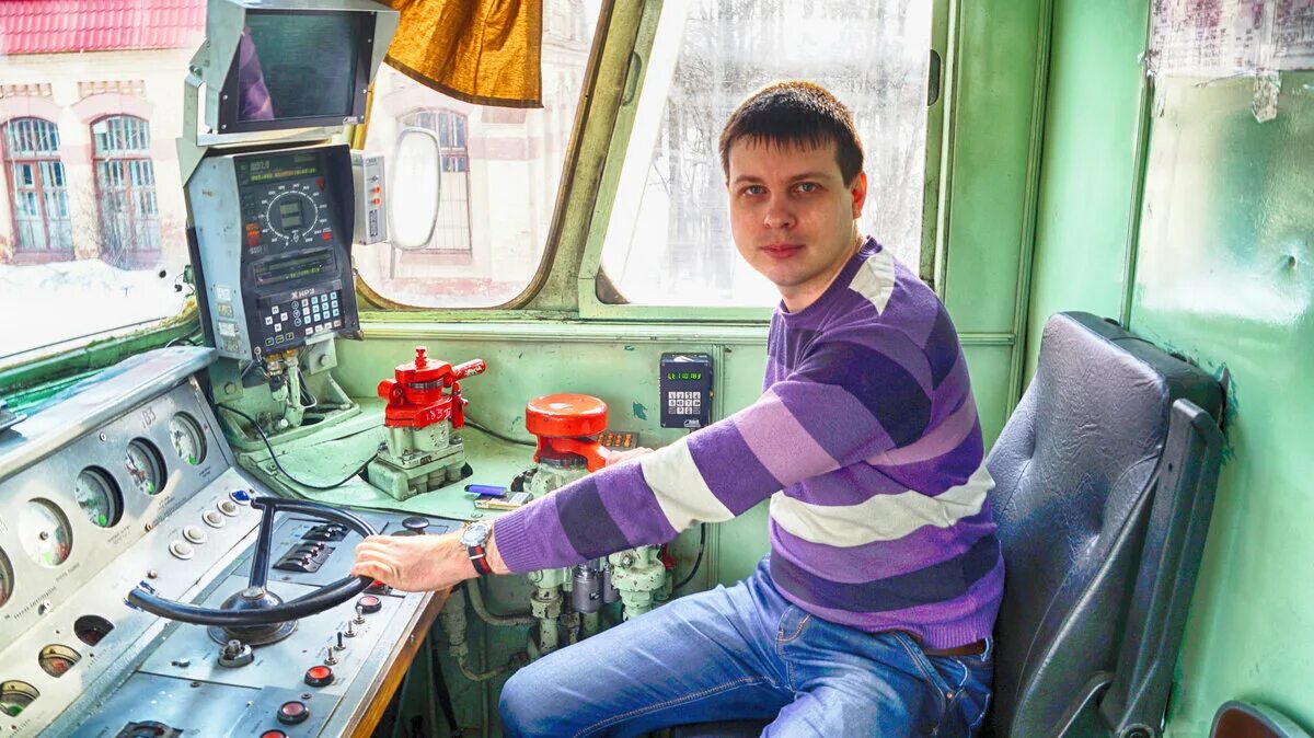 Моторвагонное депо иркутск. Профессия машинист поезда. Помощник машиниста электровоза тепловоза. Помощник машиниста иркутск. Машинист электровоза депо.