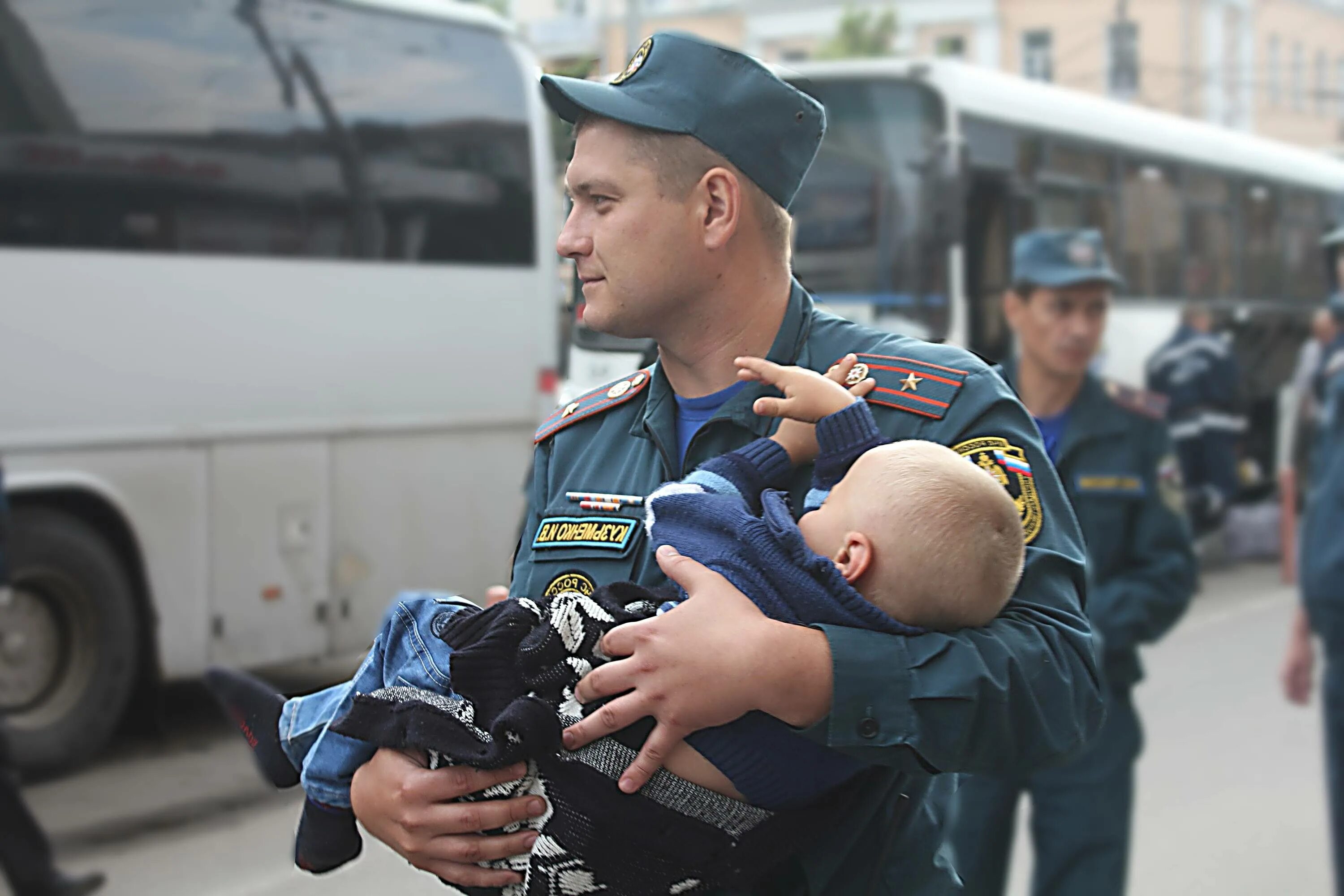 Сын украинца. Добрый полицейский. Полицейский спасает ребенка. Милиционер для детей. Полицейские спасают людей.