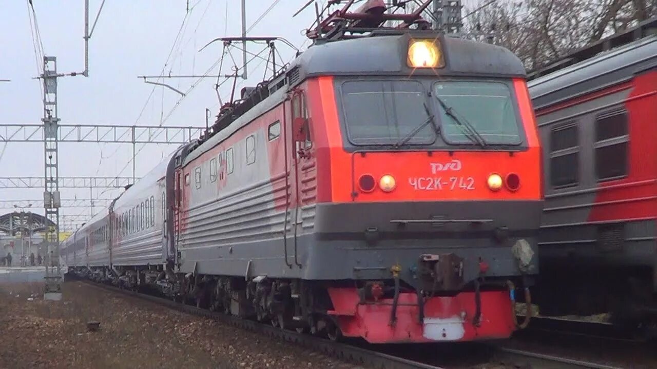 Парад жд техники. Видео поездов и электричек. Вагоны метро 81-765 766 767 на филевской линии. Фирменный поезд «волгоград» 001ж/002ж. Поезд москва-владивосток вл электровозом.