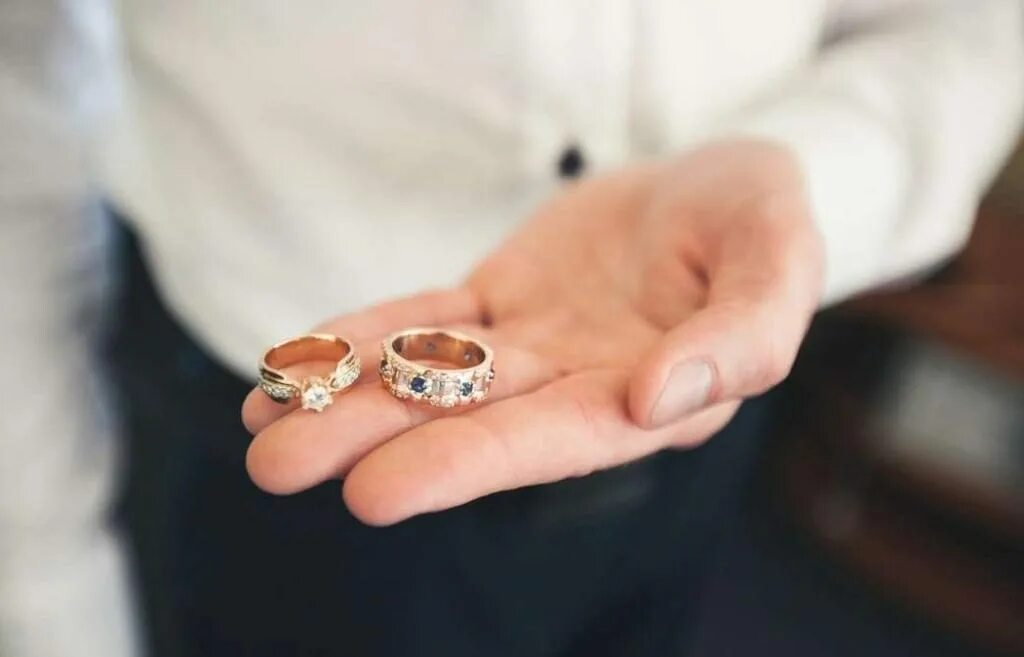 Муж обручальное кольцо. Обручальные кольца на ладони. Мужское свадебное кольцо на руке. Примерка обручальных колец. Обручальное кольцо перстень.