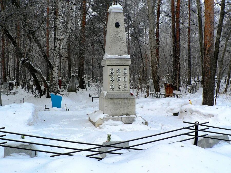 Место расстрела царской семьи в екатеринбурге. Мемориал романовых в екатеринбурге. Екатеринбург место захоронения. Место захоронения николая 2 и его семьи в екатеринбурге. Широкореченское кладбище в екатеринбурге памятники.