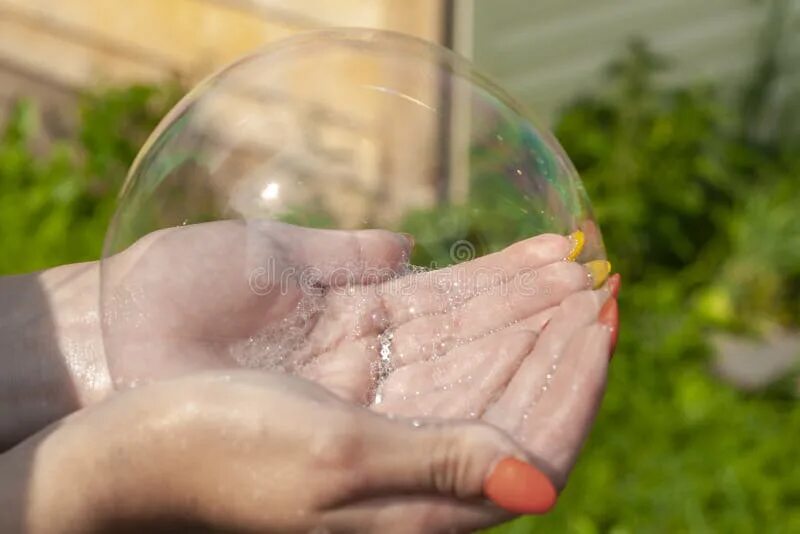 Emmymade a soap big nice colourful bubble. Make soap bubbles. как пузыри как держать. emmy made a soap big nice colourful bubble. как пеemmy made a soap big nice cilourful bubble.