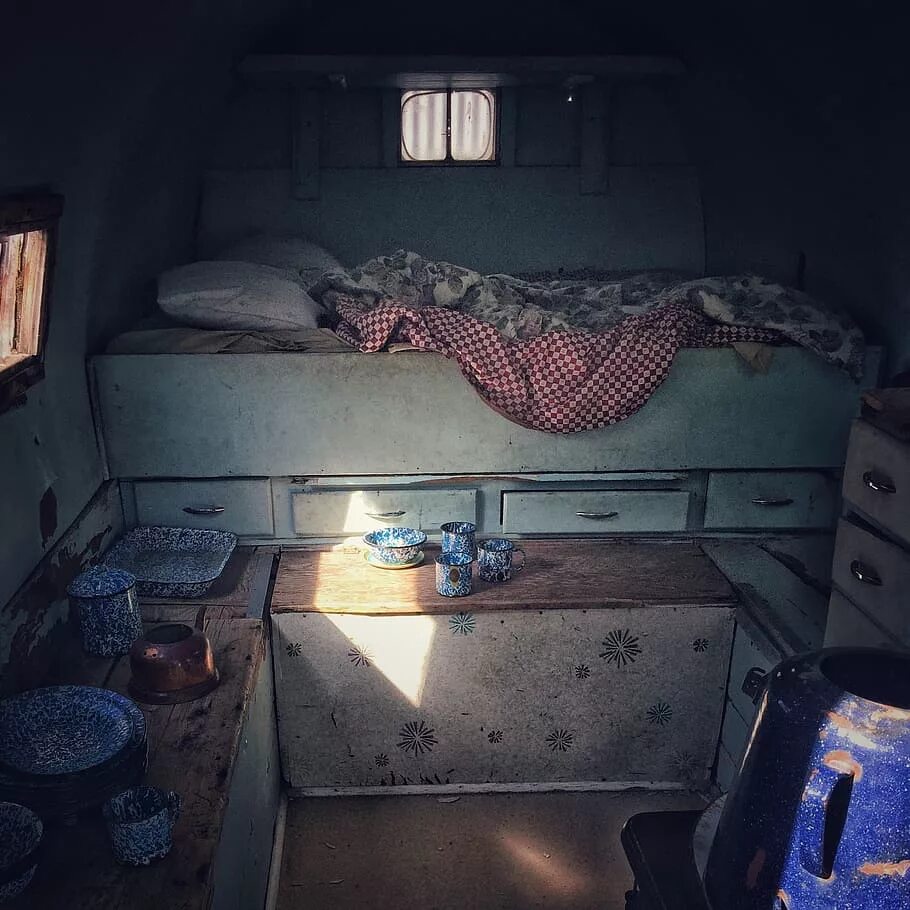Был во сне в комнате. Спит в комнате. спали комната. комната для сна убогая.