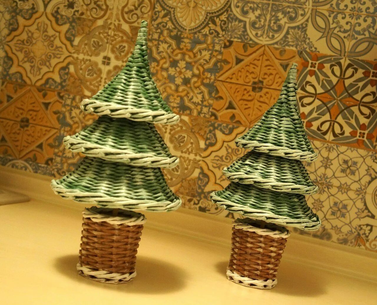 Новогодние игрушки из бумажной лозы. Плетеные новогодние игрушки. Новогодние украшения из бумажной лозы. Новогодние бумажная лоза. Новогодние бумажная лоза.