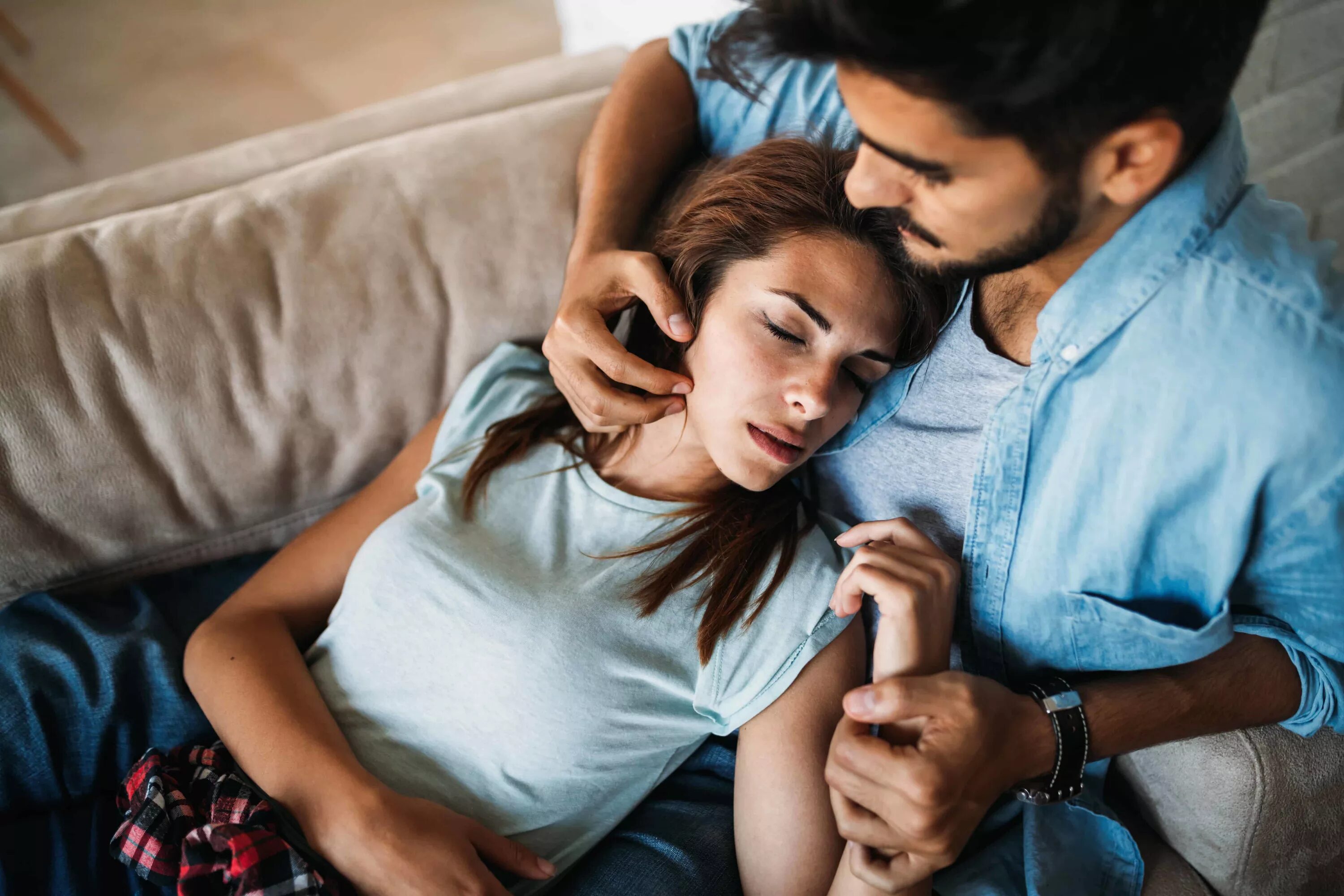 сон сидеть на плечах. парень лежи на коленях. девушка ледит на кошенях у парн. парень лежит на коленях у парня. люди обнимаются сидя.