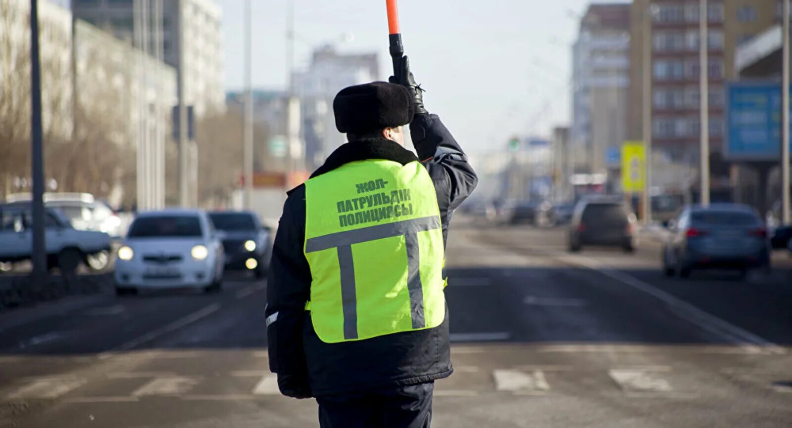 Регулировщик в аэропорту. Регулировщик на дороге. жол полиция. регулировщик для авто.