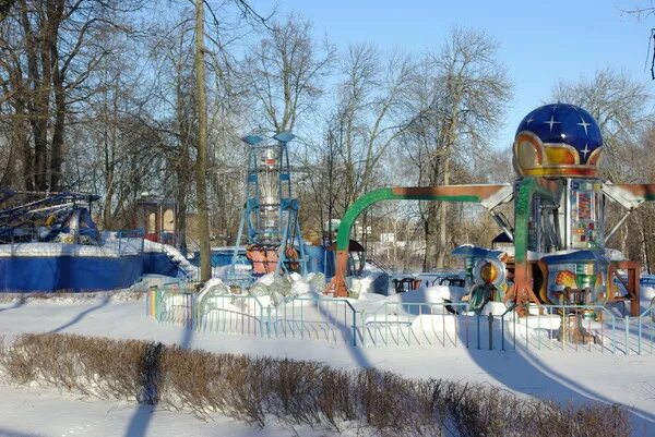 Сквер рыбинск работа. Городской сквер рыбинск. рыбинск парк аттракционов. рыбинск сквер парк. сквер рыбинск зима.