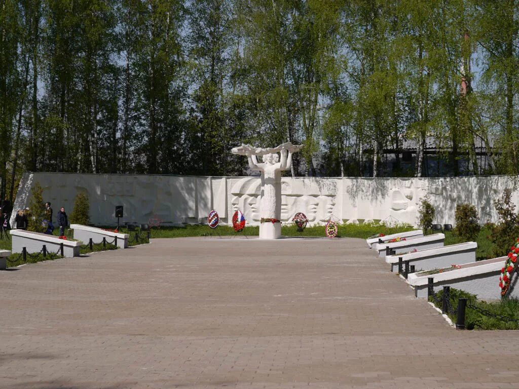 Память тульская область. Всехсвятское кладбище Тула мемориал. Тула воинское захоронение кладбища. Тула воинское воинское кладбище. Всехсвятское кладбище Братская могила.