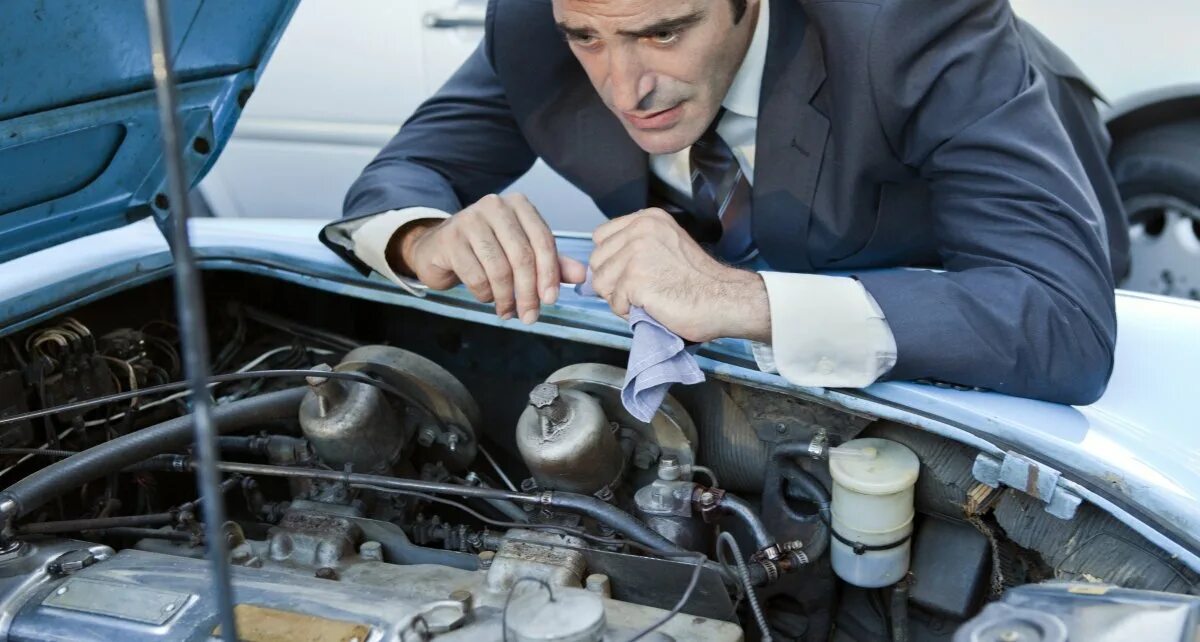 Машины сломанным двигателем. Перегрев двигателя. Перегретый мотор машины. Поломка двигателя автомобиля. Машины сломанным двигателем.