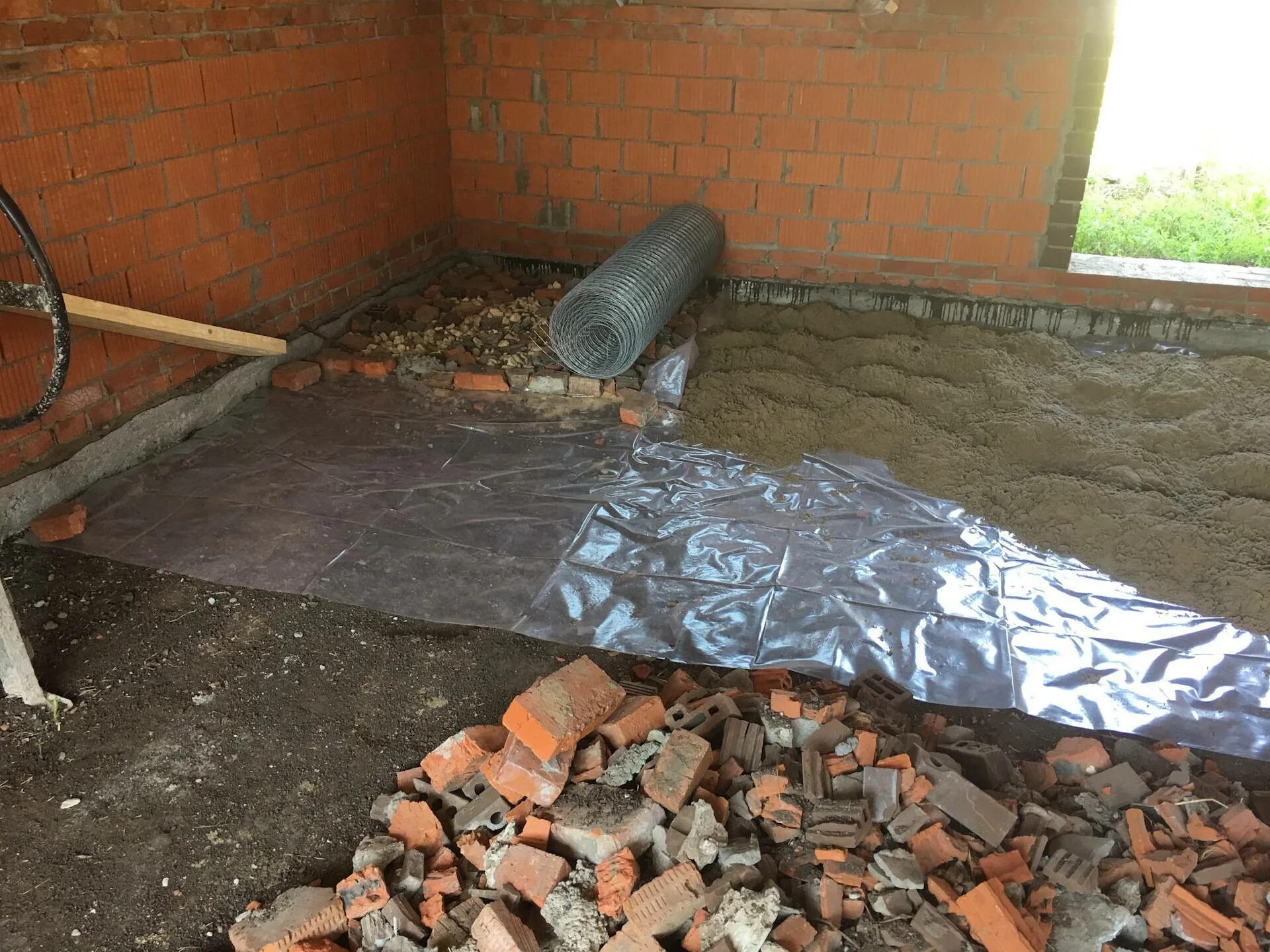 Залить бетон в гараже своими руками. Стяжка пола в гараже. бетонирование полов в гараже. засыпка пола в гараже. бетонирование пола в гар.