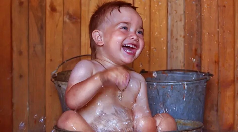 Детки купаются в бане. Мальчики в бане. Моются в бане. Крещение прорубь. Прорубь с баней.