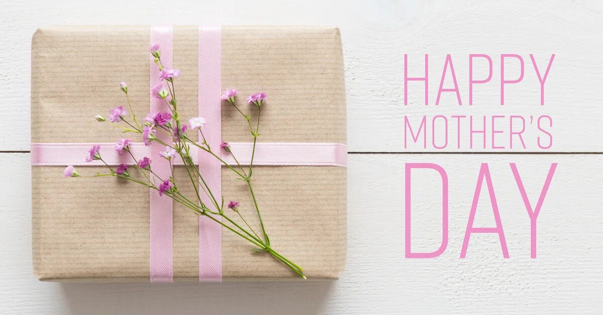 Подарок маме. Подарок маме. Мама дарит подарок. Mother s day present. Happy mother's day.