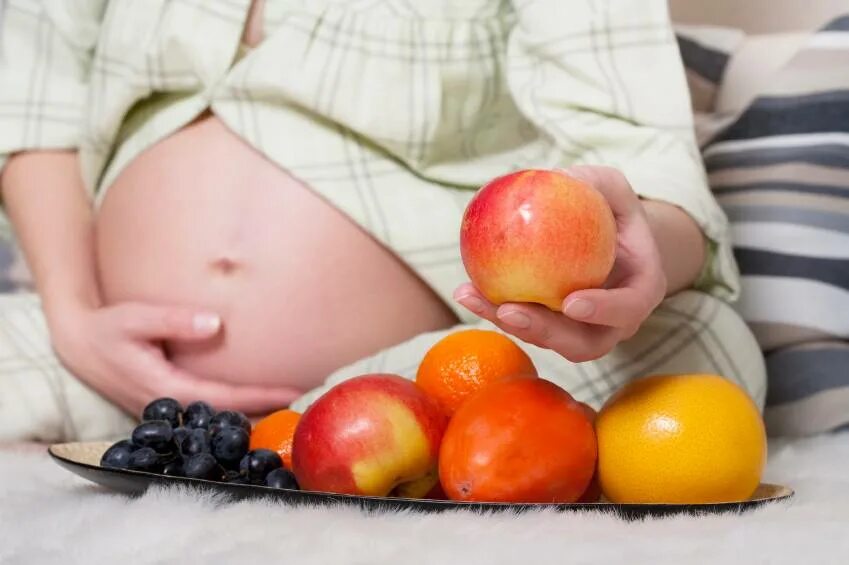Самое полезное для беременных. Беременность фрукты. Полезные фрукты для беременных. Полезные фрукты для бере. Аллергенные фрукты для беременных.