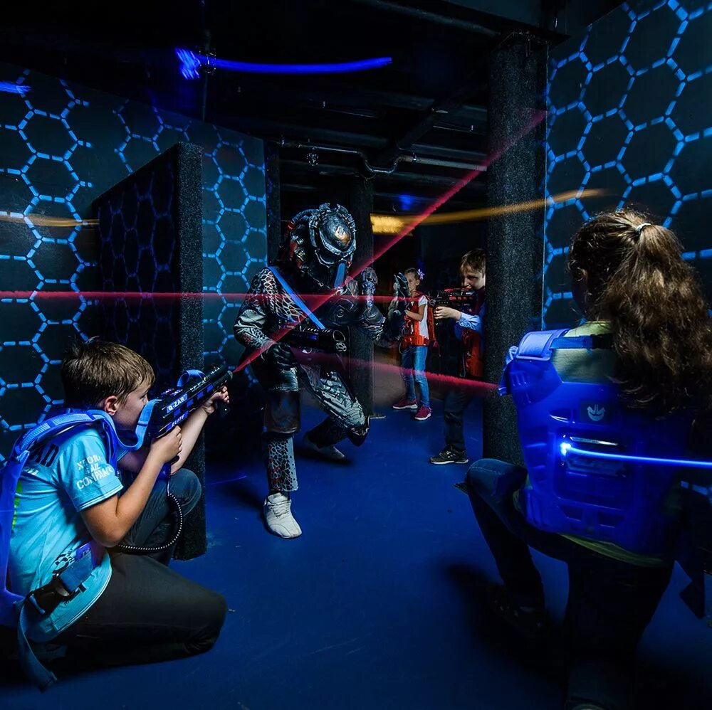 Включи начало трека. Q-ZAR лазертаг в Москве. Lasertag игра. Москва спортивно развлекательный центр Cosmozar. Космозар Чертановская.