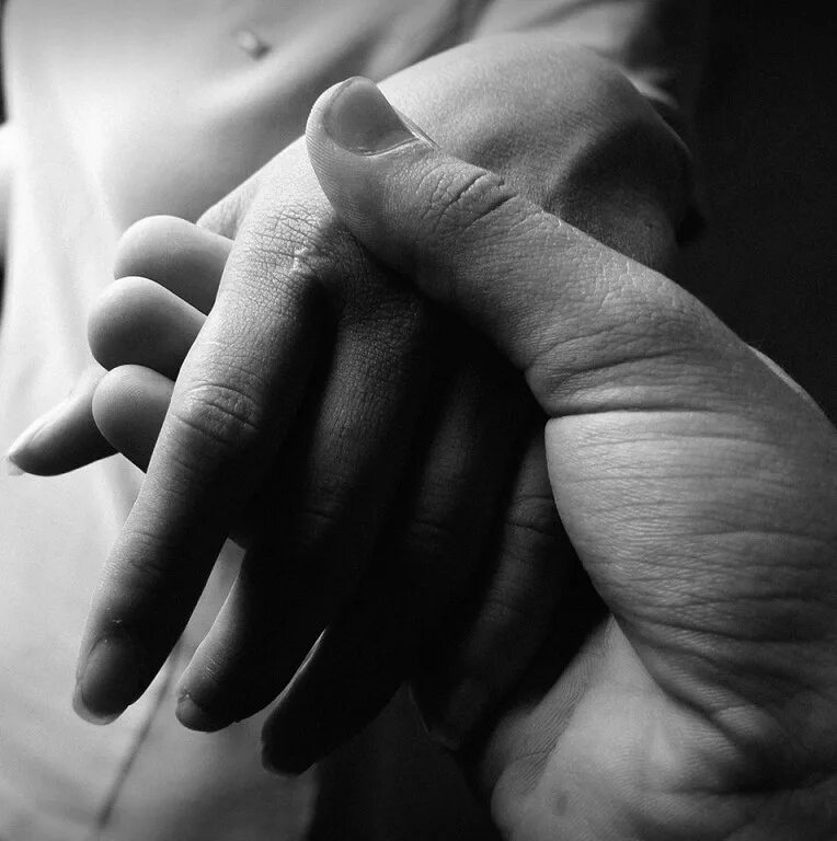Любовь с концов пальцев. Женская рука. Нежные мужские руки. Прикосновение. Мужские прикосновения.