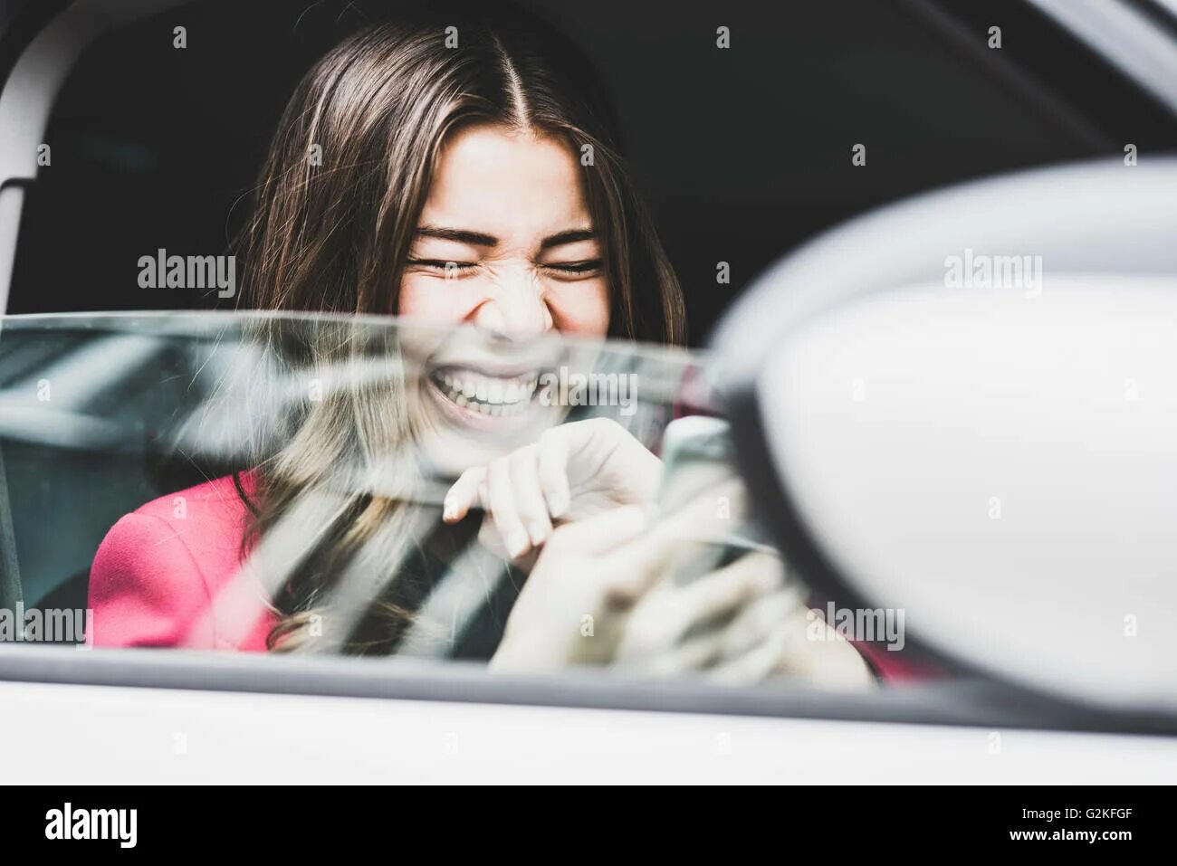 Машина смеется. Красивая девушка смеется у машины. Машинка смеется. Женские машины над которыми смеются. Смех машины