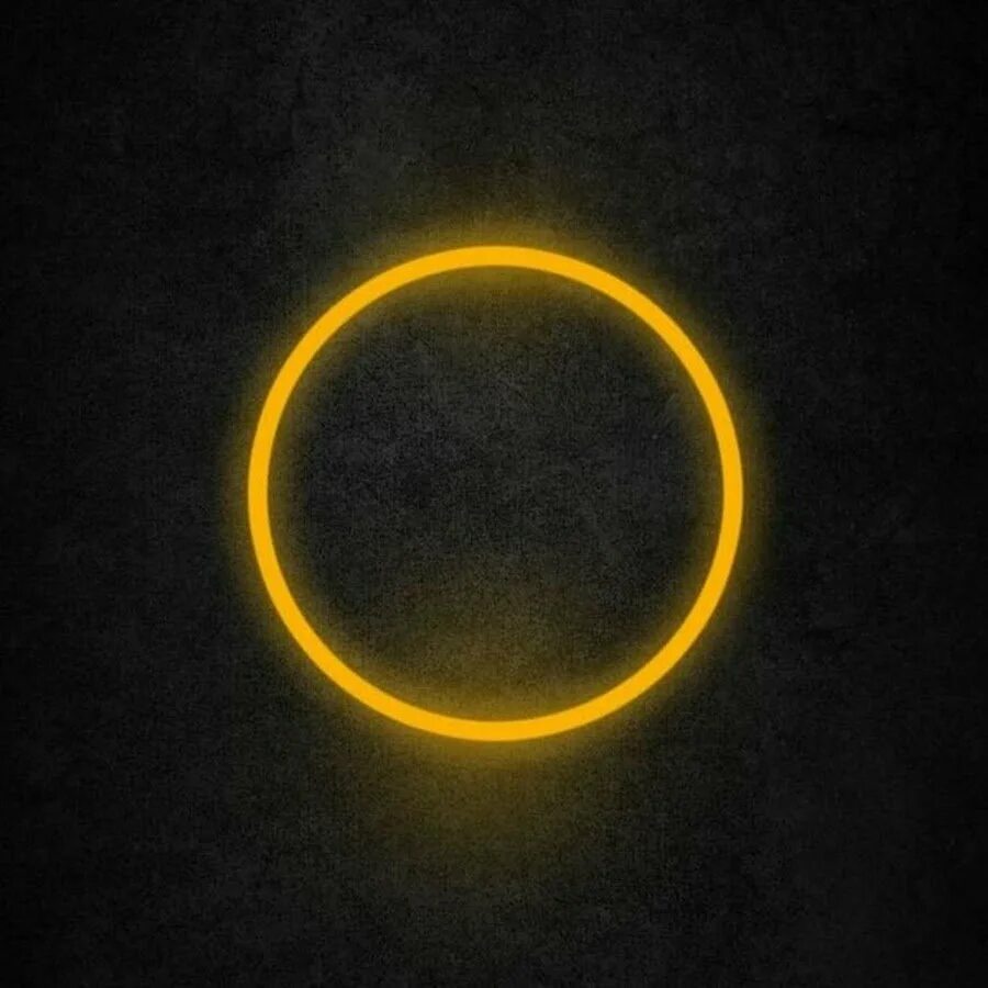 Желто оранжевый круг. Неоновый круг. Фон для логотипа. Желтый неоновый круг. Круг на черном фоне.