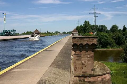 Парк был окружен глубокими каналами