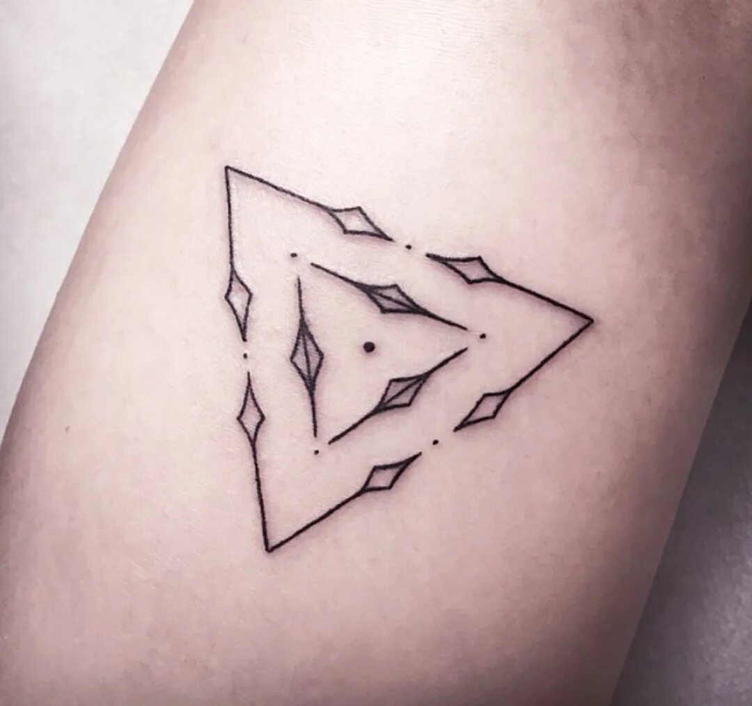 Геометрические тату. Треугольник вселенной. Треугольные татуировки. Треугольник тоски. Логотип в форме треугольника.