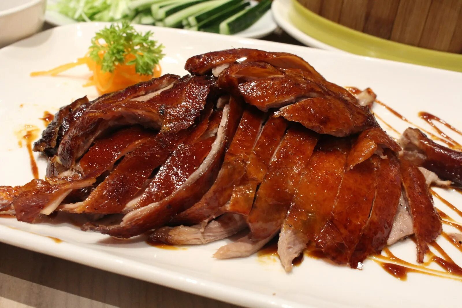 Утка по пекински. Peking Duck – «утка по-пекински». Пекинская утка блюдо. Пекинская утка Китай.