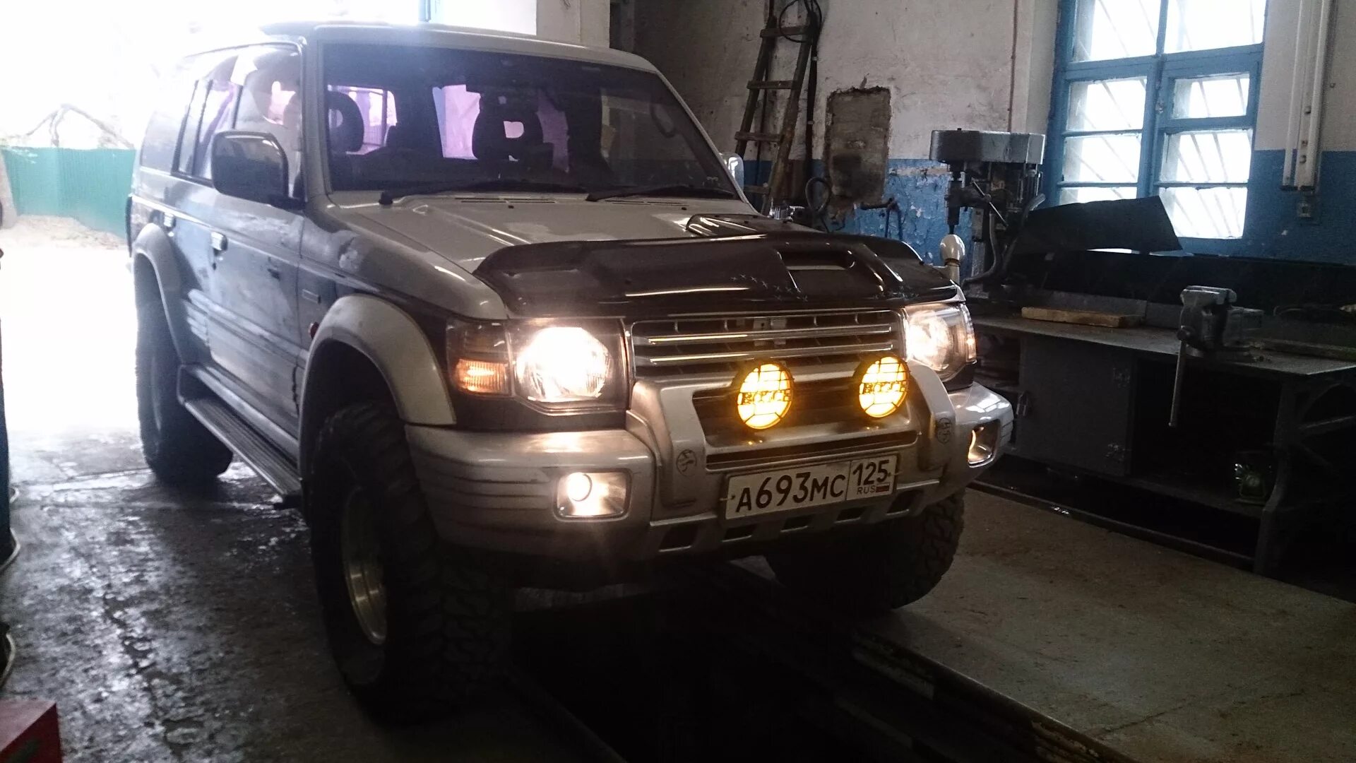 ПТФ Mitsubishi Pajero 4. Туманки Паджеро 2. Митсубиси Паджеро 4 туманки. Паджеро 3 2006 туманки. Противотуманные фары паджеро 2