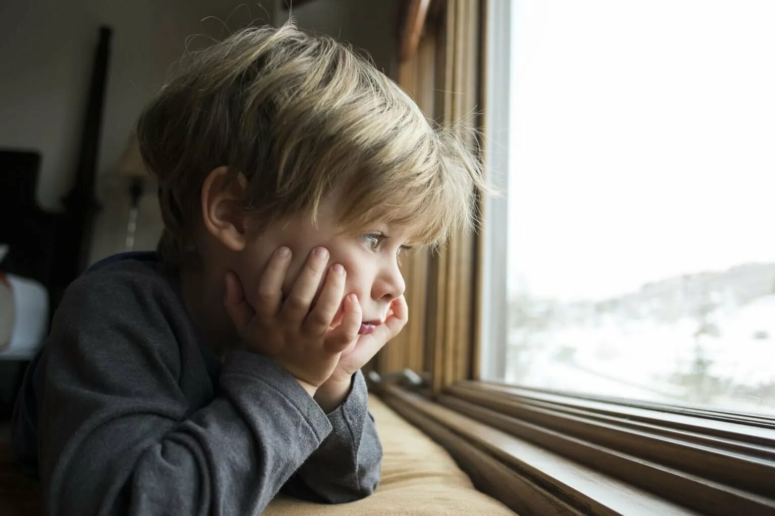 Sad kid. Грустный ребенок. Грустный мальчик. Расстроенный ребенок. Скучающий ребенок.