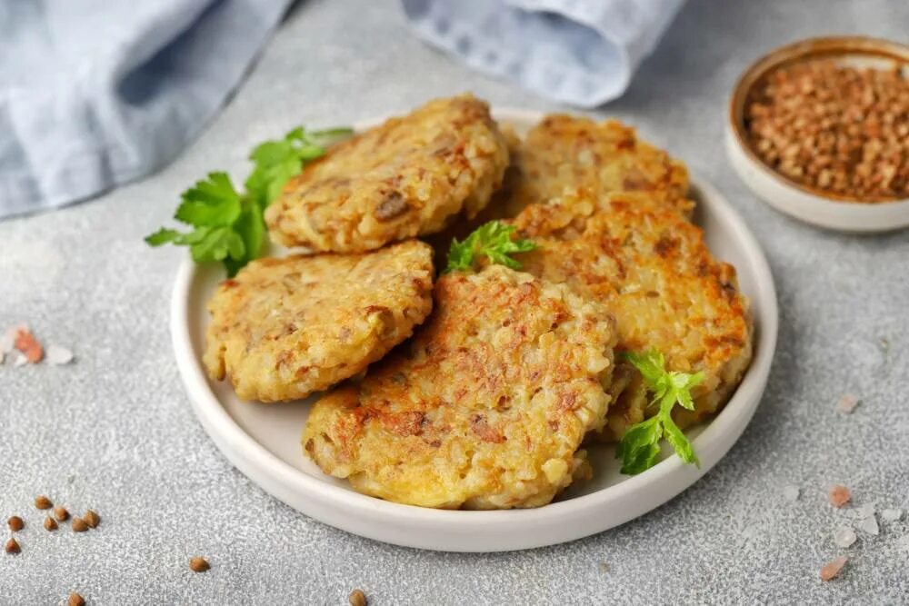Котлеты из гречки и моркови. Гречневая котлеты биточки. Гречневые котлеты с грибами. Гречневые котлеты постные. Котлетки из гречки.
