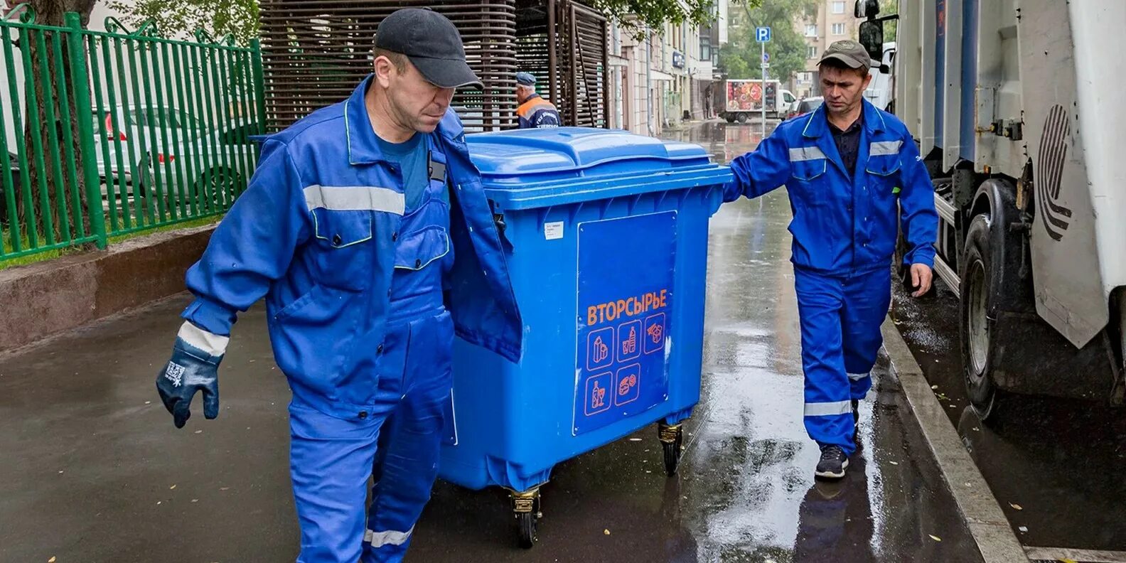 Сбор отходов москва. Эколайн Москва отходы. Мусорные баки Москва сортировка.