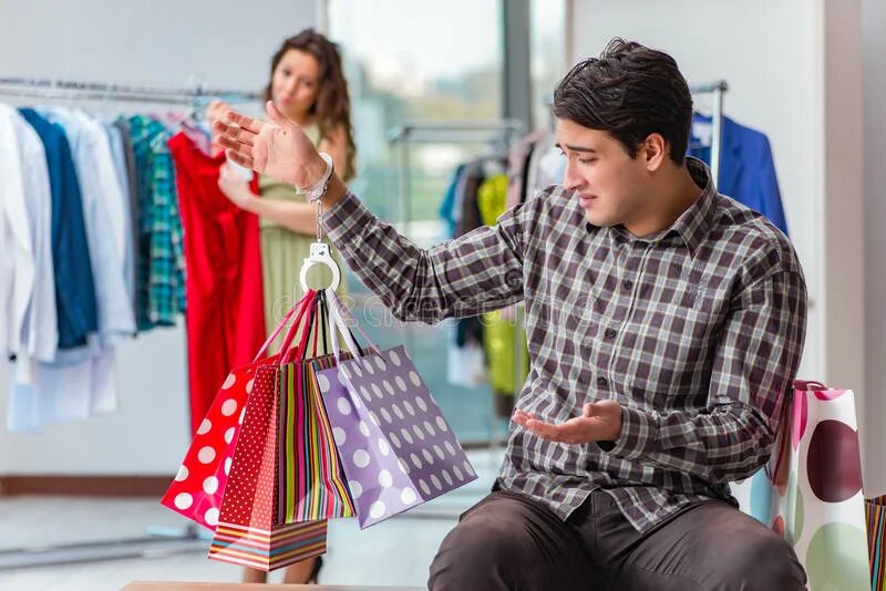 Man waiting. Покупки во время самоизоляции. Shopping men waiting. The man waiting for his wife at the shop. 1 shopping for present