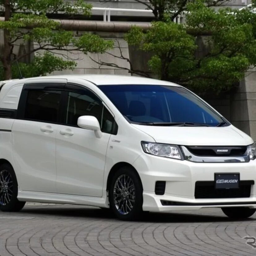 Купить б/у Honda Freed гибрид вариатор в Санкт-Петербурге: голубой 2014 компактв
