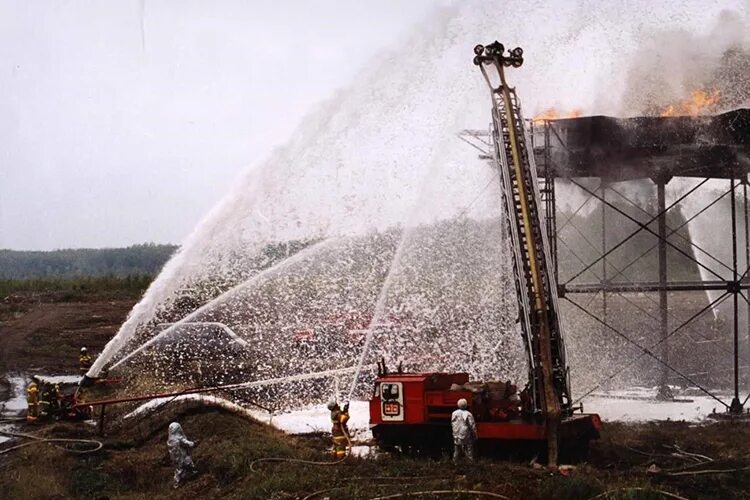 Тушение газовых и нефтяных пожаров. Тушение резервуаров. тушение нефтепродуктов. тушение резервуаров с нефтепродуктами. тушение нефти.