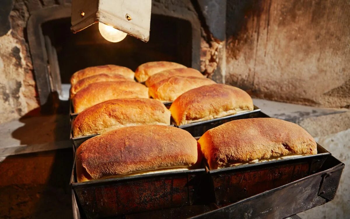В риме умевший печь хлеб раб. Хлеб в печи. Печь для хлебобулочных изделий. Печь для буханки хлеба. Русская печь для выпекания хлеба..