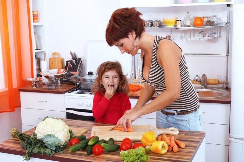 Японские мамы на кухне. Мама на кухне. Девушка с дочкой на кухне. На кухне мать и доча красотки. Фотосет мама с дочкой на кухне.