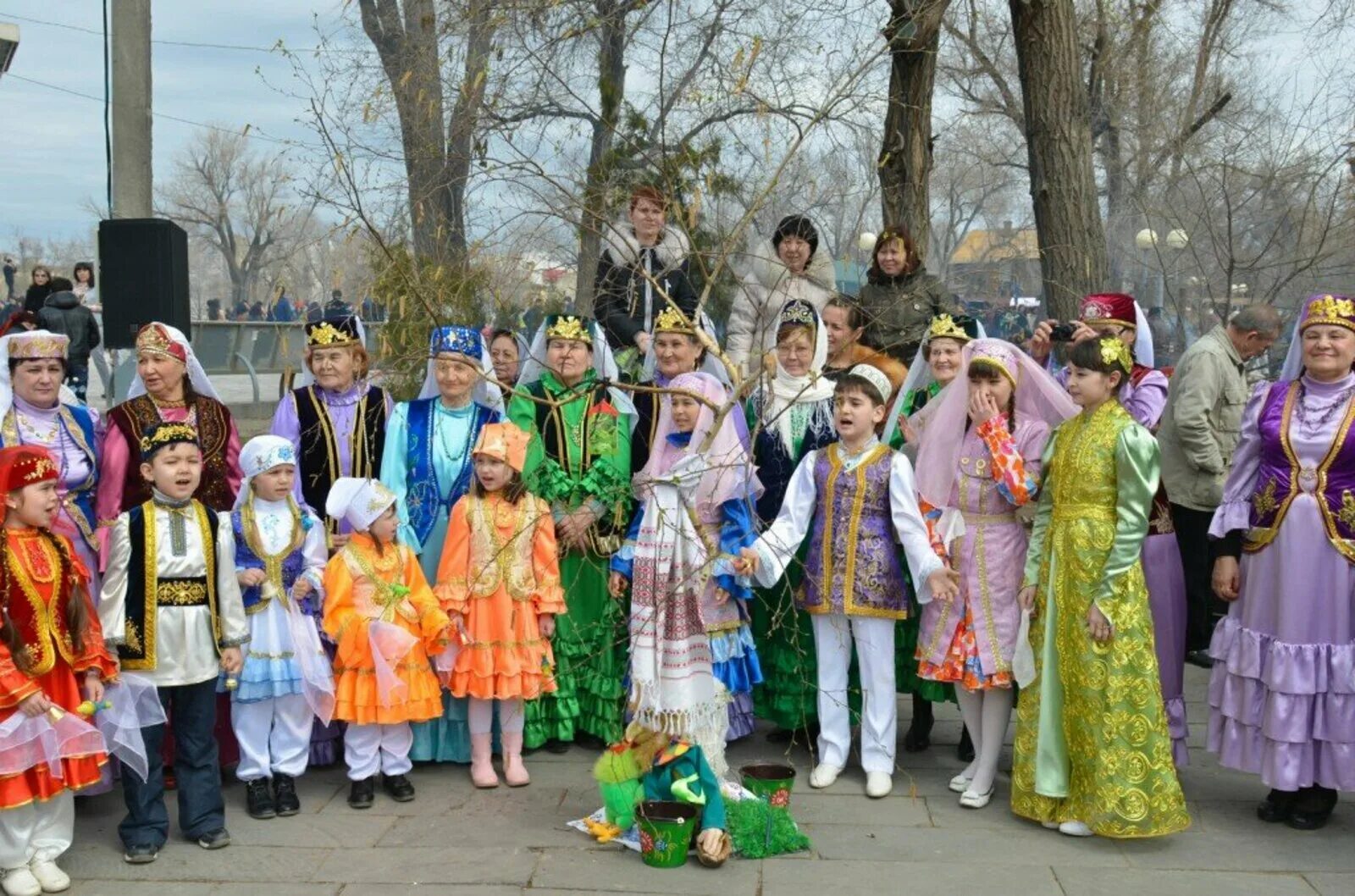 Национальный праздник Навруз. Науруз праздник татарского. С праздником Науруз байрам. Праздник весны Навруз байрам татары. Весенний праздник у татар