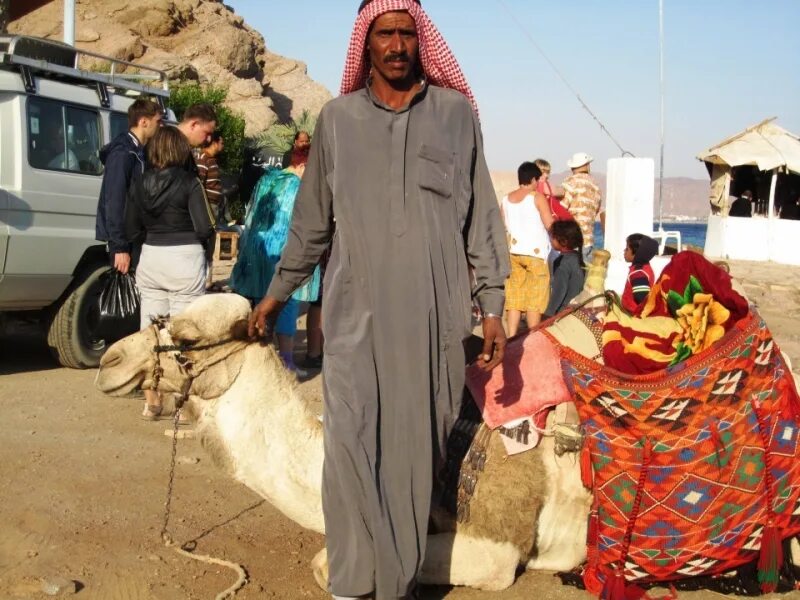 Верхняя одежда бедуинов 6 букв. Бедуины Саудовской Аравии. Традиционная одежда бедуинов. Одежда бедуинов в пустыне. Бедуины в Египте.
