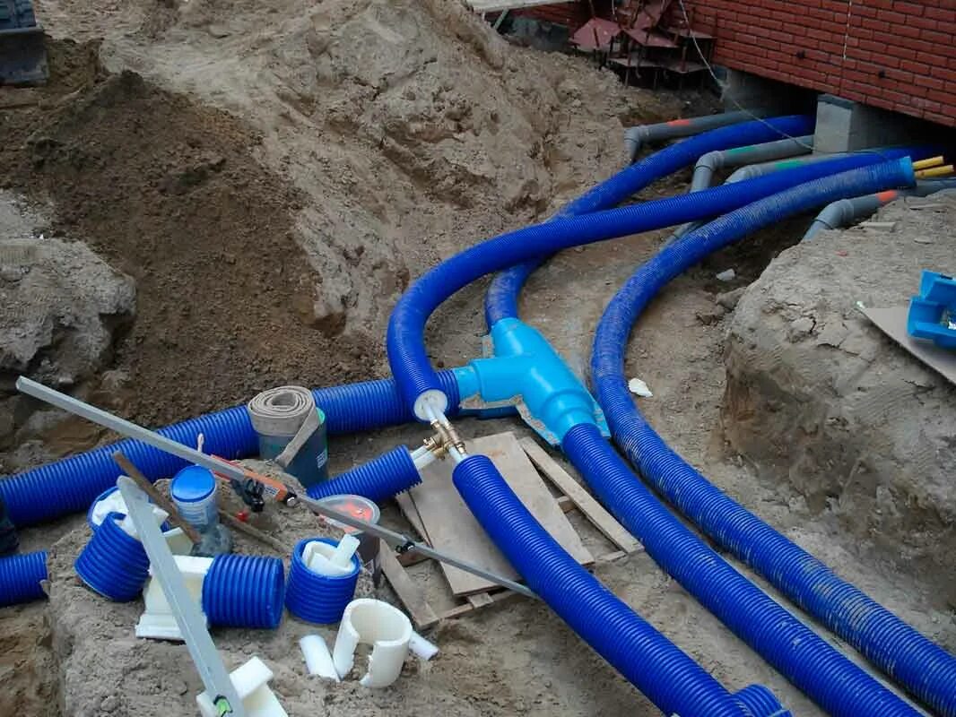 Труба для частного водоснабжения. Прокладка водопровода в частном доме. Водоснабжение в частном доме. Пнд врезка под давлением в водопровод 20 мм. Водопроводный колодец пнд 32.