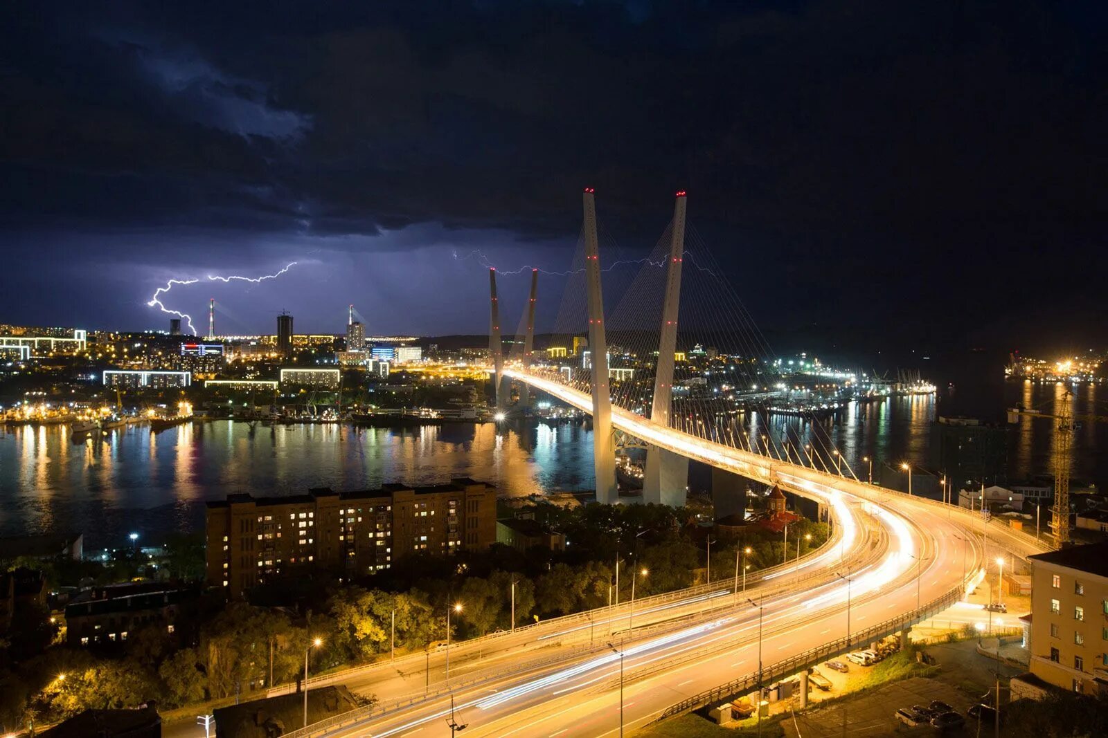 Vladivostok 1. Мост золотой Рог Стамбул. Ночной Владивосток. Золотой Рог Владивосток ночью. Ночной Владивосток мост золотой Рог.