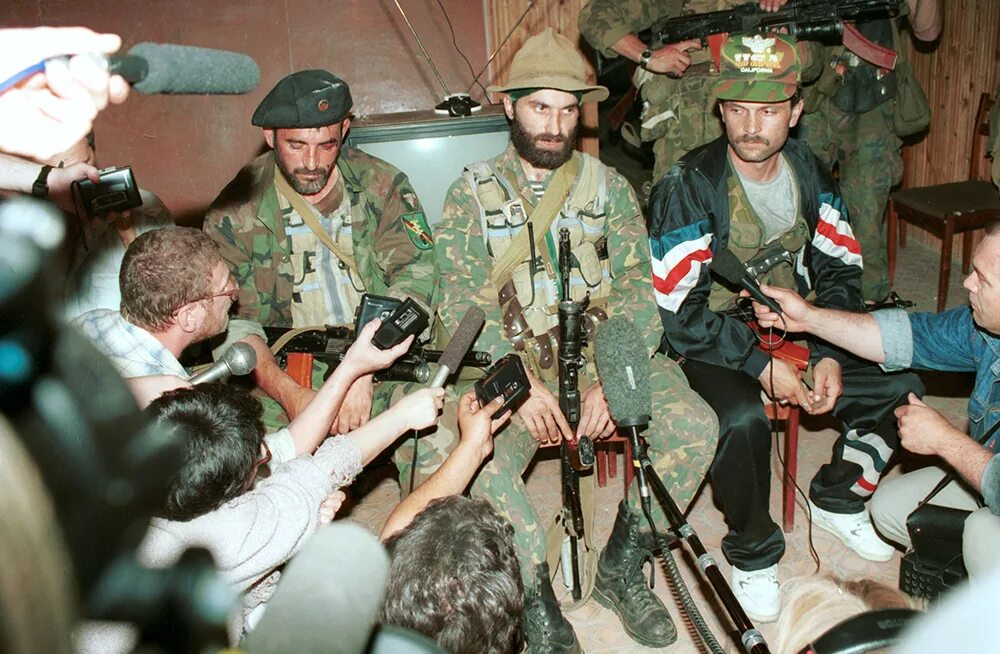 Лица террористов во время теракта. Теракт в Буденновске 1995 Басаев.