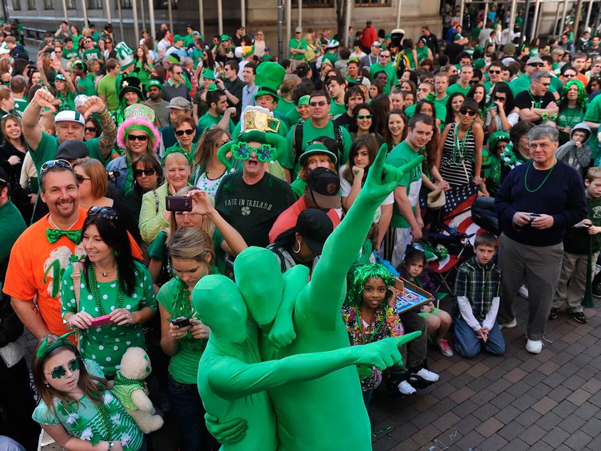 Святой патрик спб. День Святого Патрика -St. Patrick's Day.. Парад Святого Патрика 2023. Св Патрик праздник. День Святого Патрика в Ирландии парад.