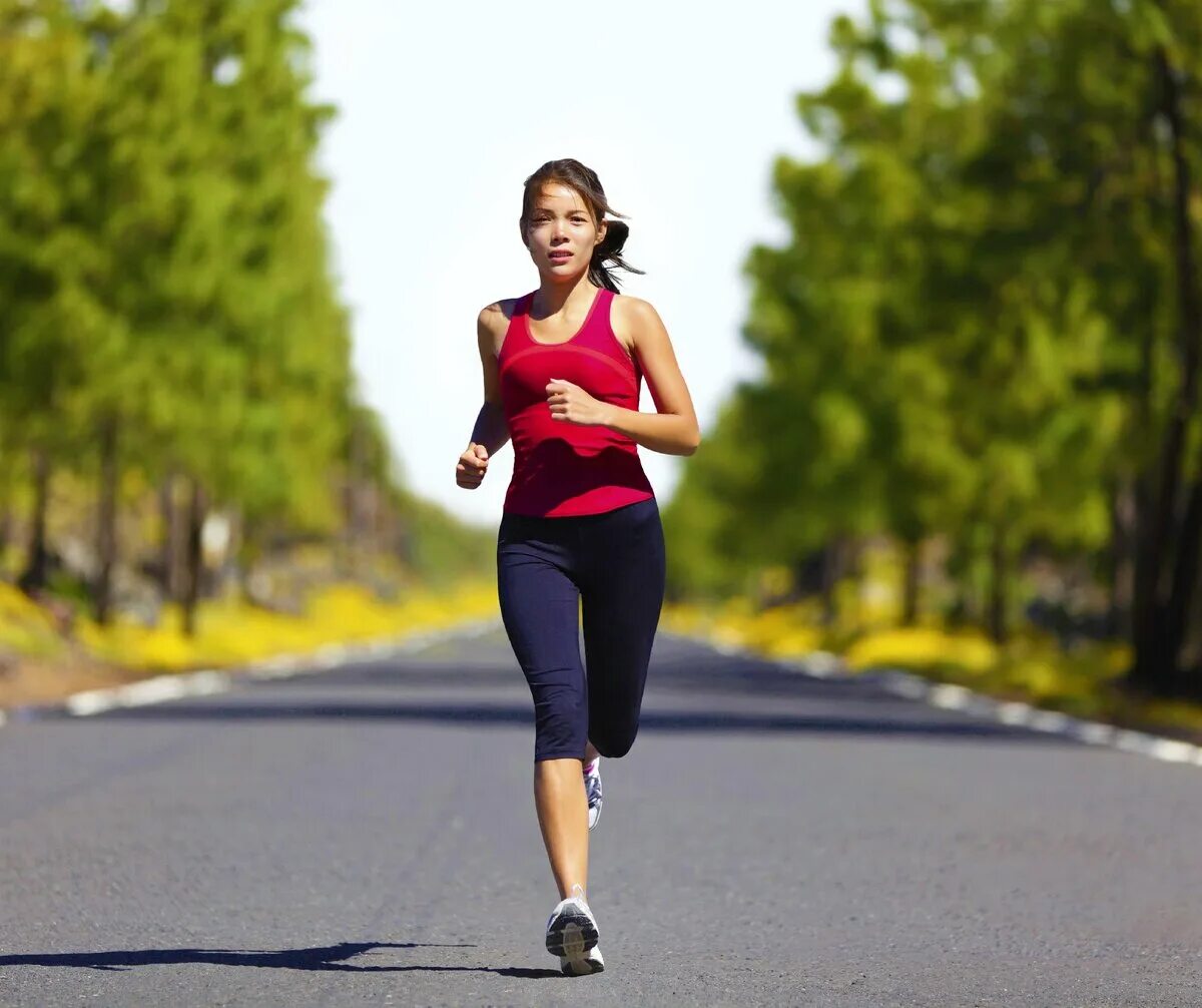 Девушка спорт. Ms running. Мужчина на пробежке в городе. Много людей бегут. Бегун.