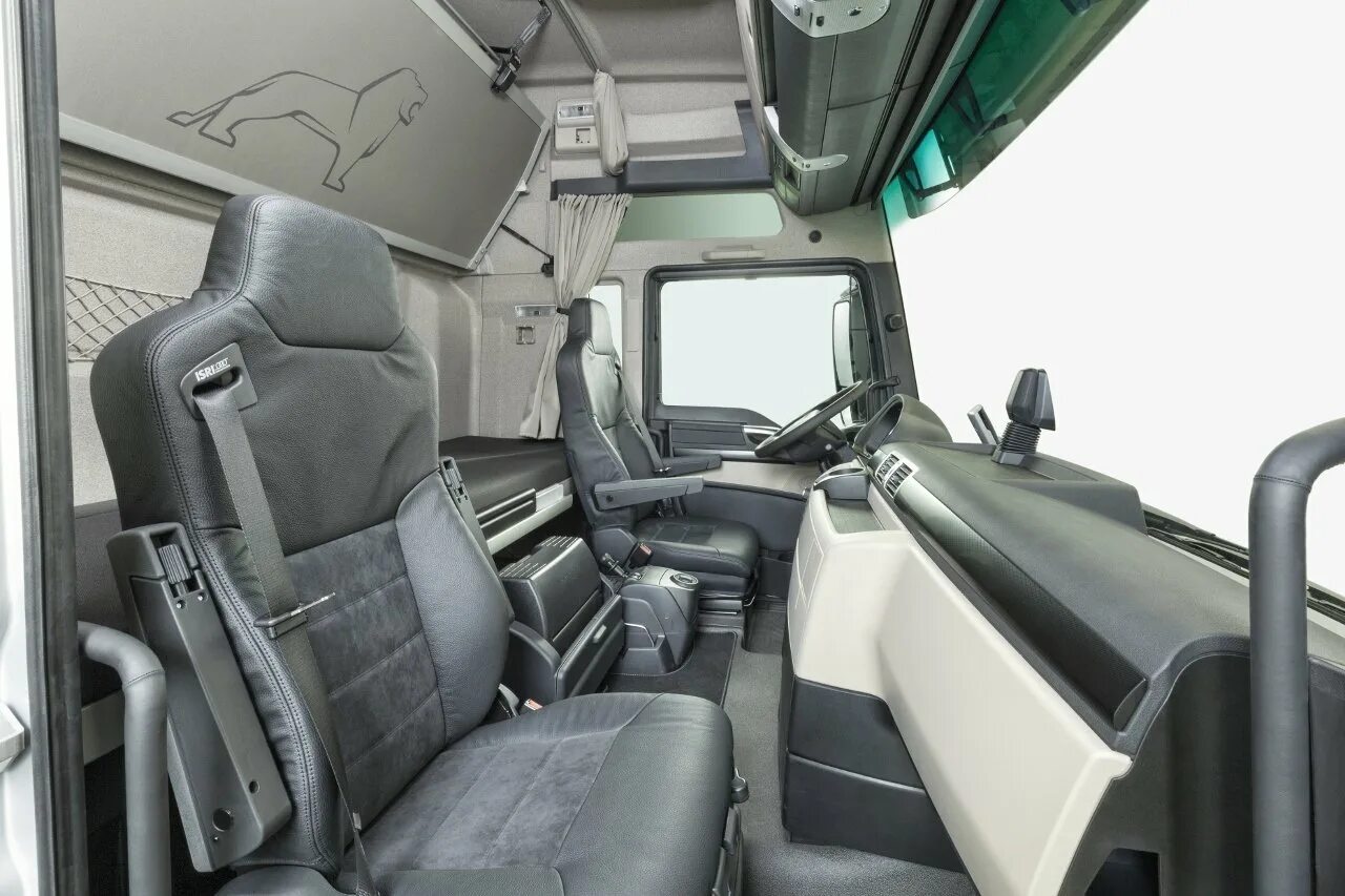 Ман обзор. Man tgx 18.500 кабина. ман тгс 440 кабина внутри. кабина ман тгс внутри. man tgx e6 кабина.