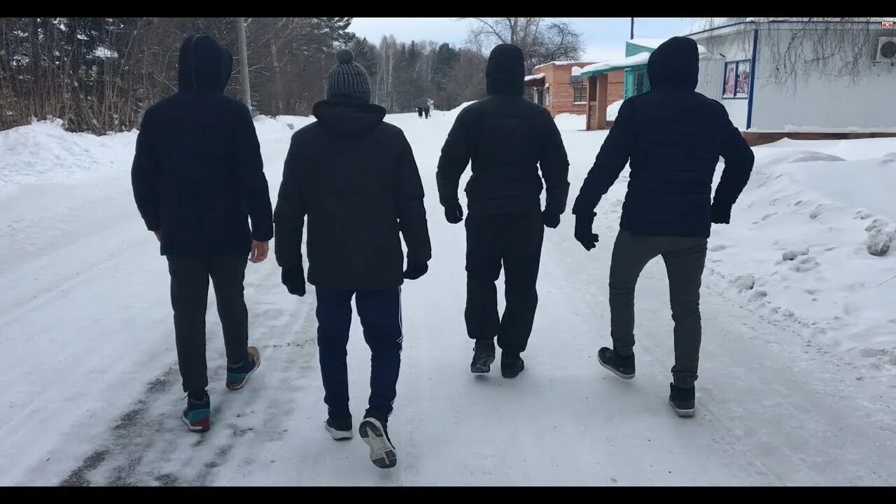 Видео друг русское. 4 Пацана. Компания парней зимой. Бандиты зимой. Пацан стоит.