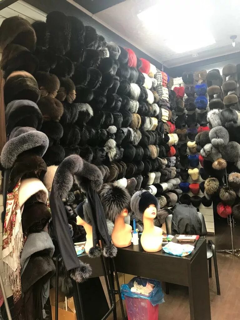 головные уборы магазин на рынке на минской. выкладка шапок в магазине. отдел головных уборов. отдела головных уборов. оборудование для магазина головных уборов и платков.