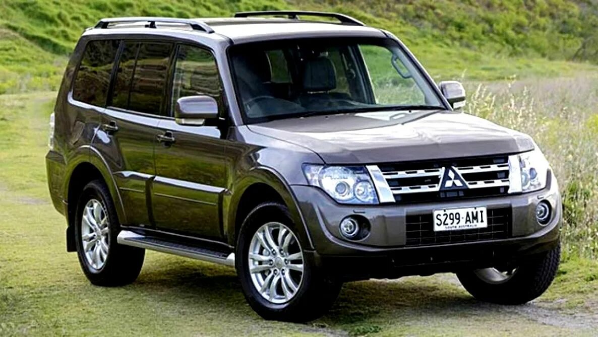 Автомобили с пробегом паджеро. Mitsubishi Pajero 4. Митсубиси Паджеро 2014. Mitsubishi Pajero 2004. Мицубиси Паджеро 3.