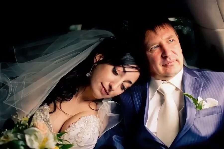 Он уже немолодой чуточку седой. Замуж за богатого. а он уже немолодой.
